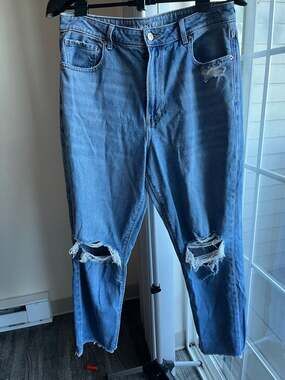 American Eagle Distressed Mom Jeans Size 14